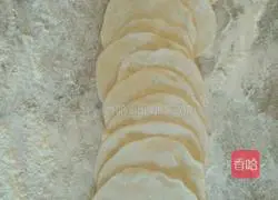 Illustration of how to make leek and egg dumplings 12