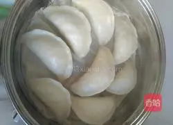 Illustration of how to make Korean rice noodle dumplings 6