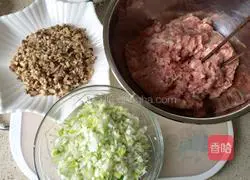 Illustration of how to make green onion, mushroom and pork dumplings 2