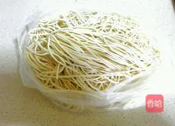 Illustration of how to make fried noodles with three shreds of vegetables 1