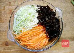 Illustration of how to make vegetarian three-silk fried noodles 2