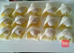 Illustration of how to make wonton stuffing 8