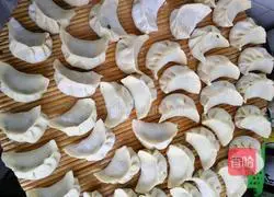 Illustration of how to make three-fresh stuffed dumplings 3