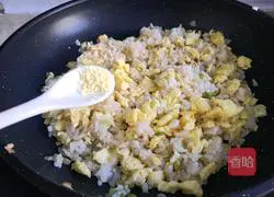 Illustration of how to make egg fried rice 10