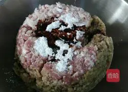 Fresh dumplings Illustration of how to make stuffing 2