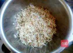 Three fresh meats Illustration of how to make stuffed dumplings 4