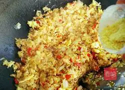 Illustration of how to make cabbage and egg fried rice 15