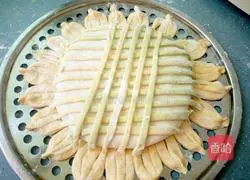 Illustration of how to make sunflower buns 18