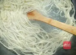 Illustration of making soy sauce fried noodles 2