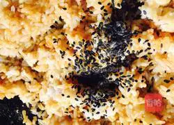 Illustration of how to make black sesame and soy sauce fried rice 6