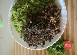 Illustration of how to make pork and green bean dumplings 5