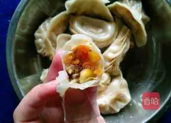 Illustration of how to make carrot, corn, mushroom and meat dumplings 10