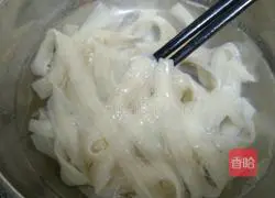 Illustration of how to make shredded chicken noodles 5