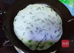 Illustration of how to make leek and egg pancakes 9