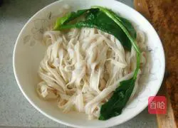Illustration of how to make noodles with shredded pork and dried green pepper 5