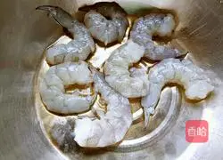 Illustration of how to make three fresh shrimp wontons 2