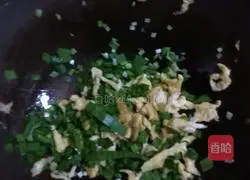 Illustration of how to make leek and egg pancakes 4