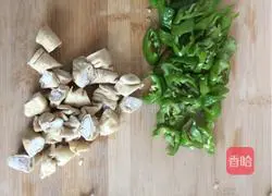 Illustration of how to make green pepper and fat sausage noodles 1