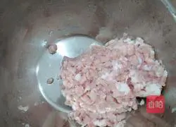 Illustration of how to make leek, egg and meat wontons 1