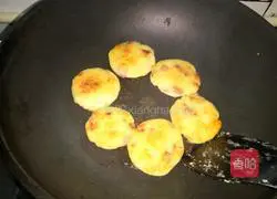 Illustration of how to make ham and potato pancakes 6