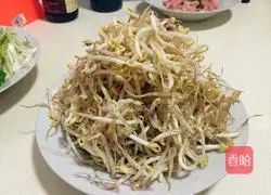 Bean sprouts, garlic sprouts and shredded pork for fried noodles Practice illustration 3