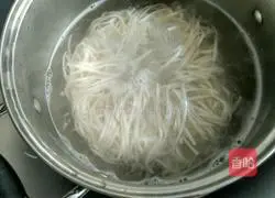Illustration of how to make noodles with scallion oil 2