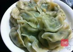 Illustration of how to make leek and lotus vegetable dumplings 8