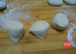 Illustration of how to make steamed shell cakes 1