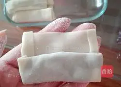 Illustration of how to make wonton skin red bean paste spring rolls (New Year flavor) 5