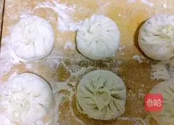 Illustration of how to make large steamed buns with vegetarian filling 8
