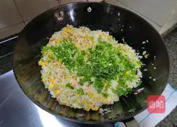 Illustration of how to make duck egg fried rice 7