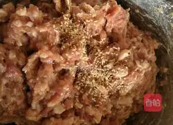 Illustration of how to make celery and pork dumplings 2