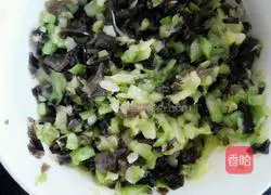 Illustration of how to make zucchini and black fungus dumplings 6