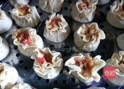 Illustration of how to make glutinous rice and shrimp siomai 13