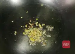 Illustration of how to make curry beef sauce and egg fried rice 6