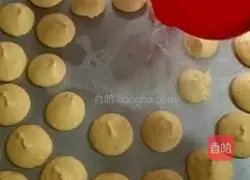 Illustration of how to make cornmeal and egg yolk pancakes 4