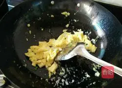 Illustration of how to make corn and egg fried rice 3