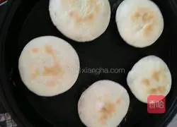 Illustration of how to make pancakes with red bean filling 16