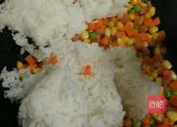 Illustration of how to make colorful fried rice 6