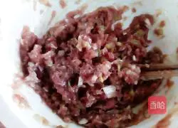 Illustration of how to make pork and green onion dumplings 5