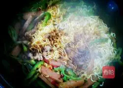 Laotan Sauerkraut and Ham Fried Noodles Recipe Illustration 7