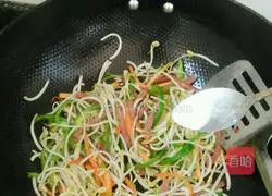 Illustration of how to make mung bean sprouts and egg fried rice 8