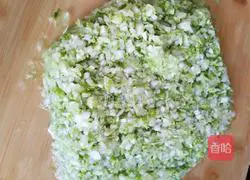 Illustration of how to make pork and cabbage dumpling stuffing 18