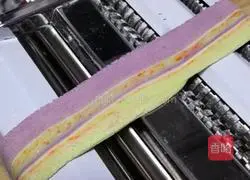 Illustration of how to make rainbow striped noodles 13