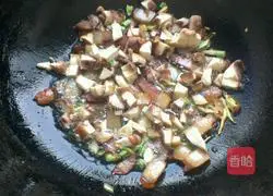 Illustration of how to make braised rice with bacon and beans 5