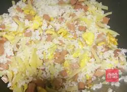 Illustration of how to make ham and egg fried rice 5