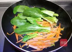 Illustration of how to make fried noodles with garlic chili sauce 9