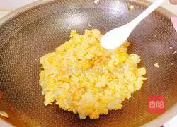 Illustration of how to make egg fried rice 19