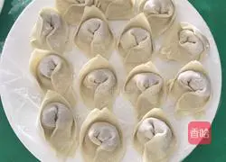 Illustration of how to make wontons stuffed with chives 4