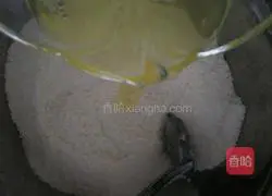 Illustration of how to make egg white and coconut cakes 4